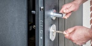 Clé coincée : astuces pour la retirer sans endommager la serrure