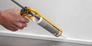 Poser une plinthe soi-même : méthode facile et rapide