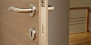 Comment réparer une porte qui frotte ou qui grince ?